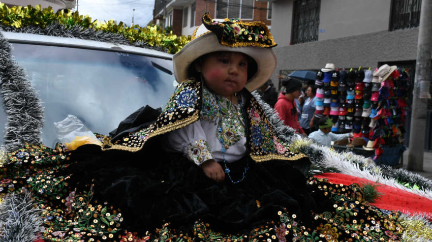 Un niño disfrazado de mayoral participa en el Pase del Niño Viajero de 2018