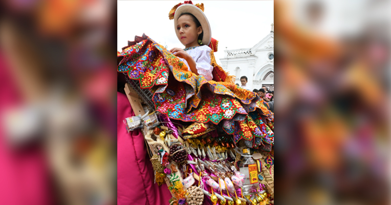Una niña disfrazada participa en el Pase del Niño Viajero de 2018.