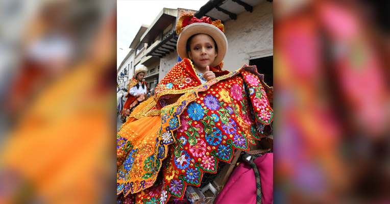 Una niña disfrazada participa en el Pase del Niño Viajero de 2018.