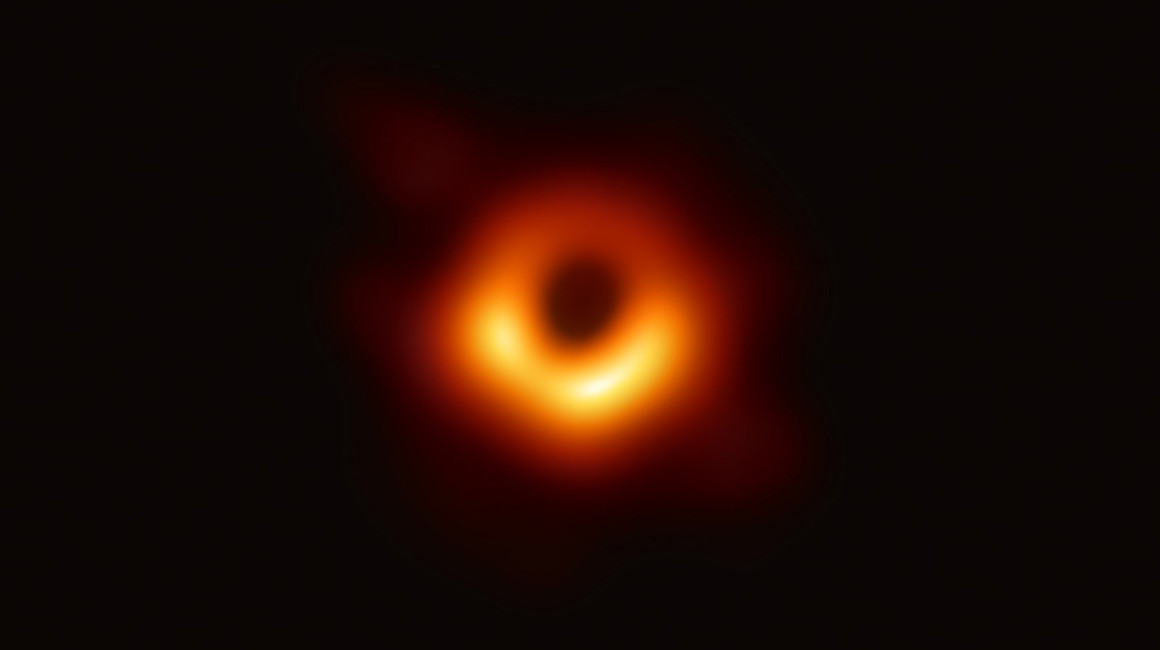 Fotografía cedida por la NASA donde se muestra la primera imagen de un agujero negro captada por el Telescopio del Horizonte de Sucesos (EHT) desde el centro de la galaxia M87.