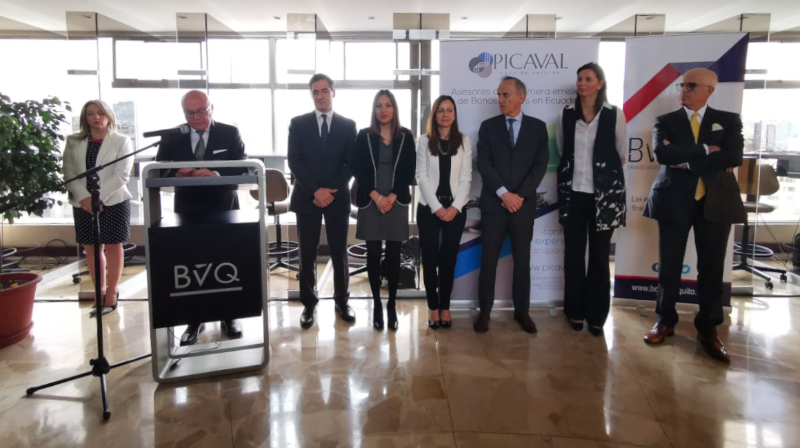 Representantes de los tres multilaterales junto al presidente de la BVQ y al presidente de Banco Pichincha. 