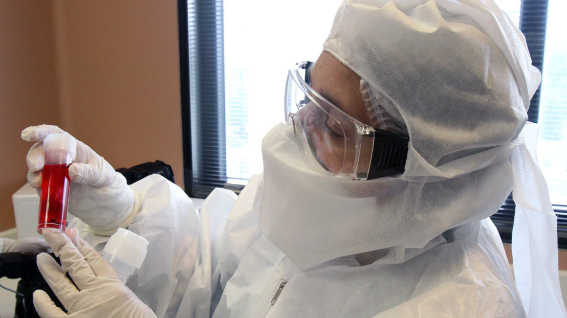 La coordinadora del área de bioingeniería de los laboratorios Craveri, María Laura Correa, sostiene un frasco con los resultados de casi cuatro años de investigación.