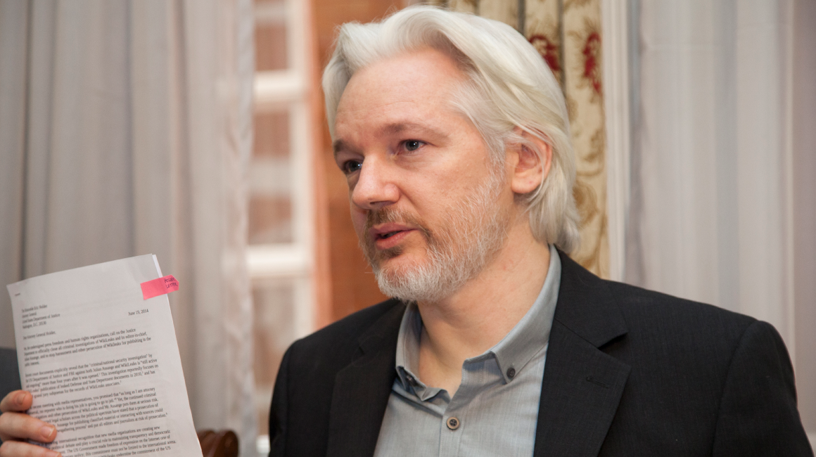 Imagen de archivo del hacker australiano, Julian Assange, quien pasó siete años en la embajada de Ecuador en Londres.