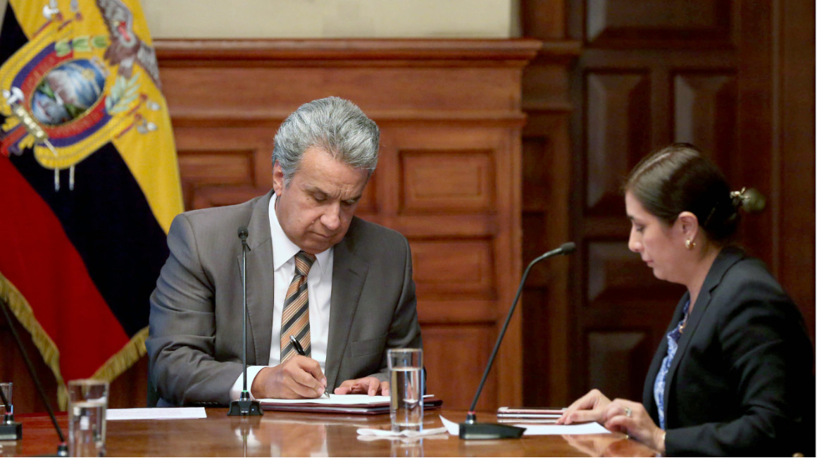 Foto de referencia: el presidente Moreno firmando un decreto ejecutivo, en octubre de 2017.