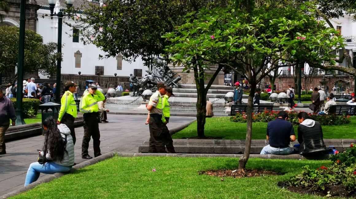 Equipos de la Policía Nacional patrullan la zona comercial del centro de Quito, durante las fiestas navideñas.