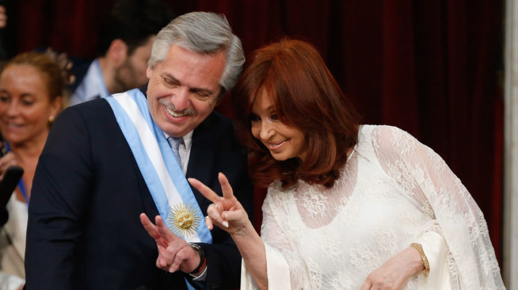 Fernández asume la presidencia en Argentina con un llamado a la unidad