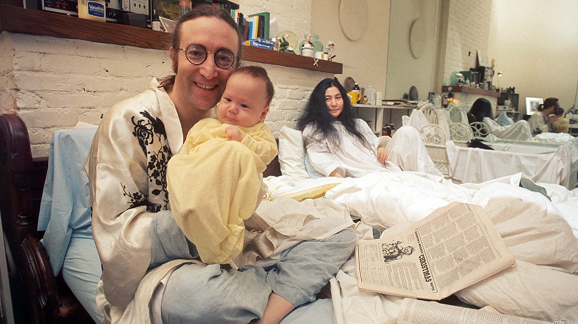 John Lennon con Yoko Onoy su hijo Sean, en 1975.