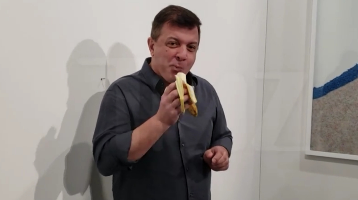David Datuna comió la banana que era parte de la muestra en Art Basil