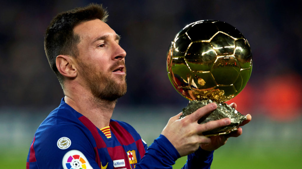 Messi presenta su sexto Balón de Oro a la afición del Barcelona
