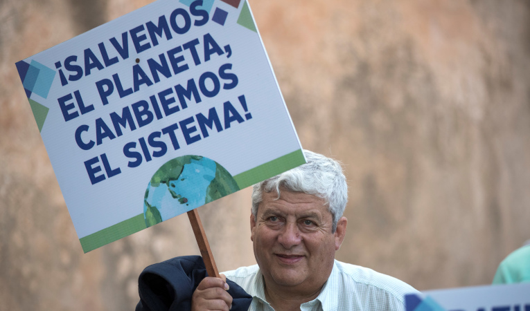 Uno de los participantes en la marcha que se realizó en República Dominicana el 6 de diciembre, para pedir cambios en el manejo del medio ambiente.