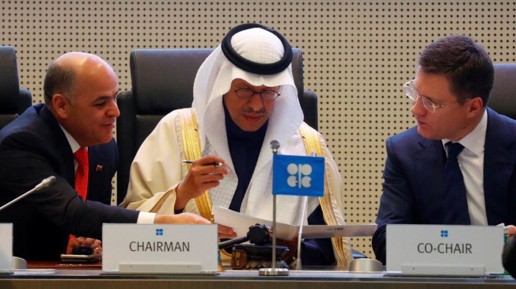 Arabia Saudita y Rusia logran mayores recortes de producción de crudo de OPEP+