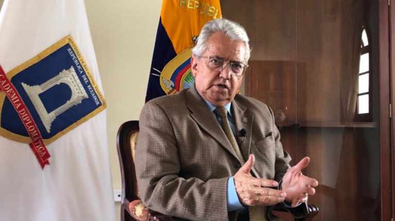 El embajador Alejandro Suárez, director de la Academia Diplomática, habla sobre el papel de la institución, en Quito, el 04 de diciembre de 2019.