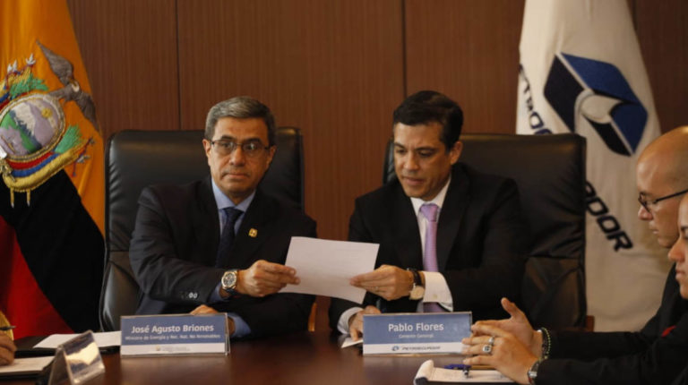 El ministro de Energía, José Agusto, y el gerente de Petroecuador, Pablo Flores, durante la apertura de sobres.