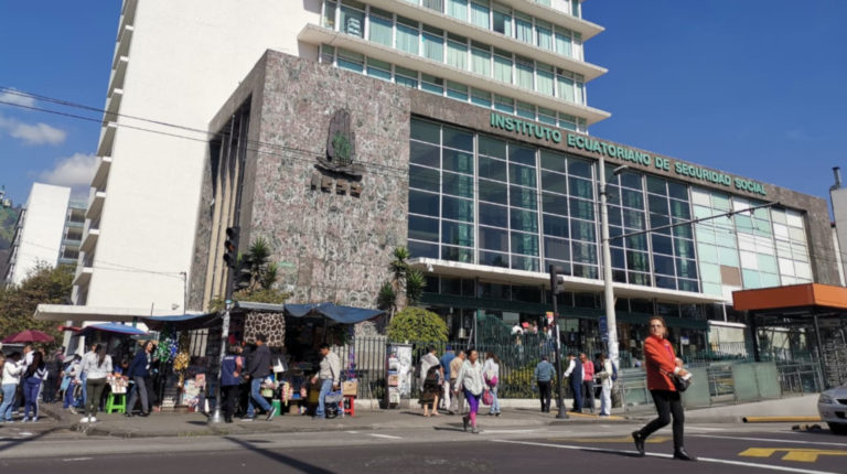 Edificio del Instituto Ecuatoriano de Seguridad Social (IESS), en el centro norte de Quito.