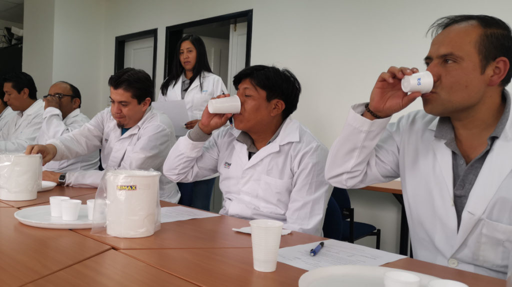 El agua de Quito pasa por el control de un equipo de catadores