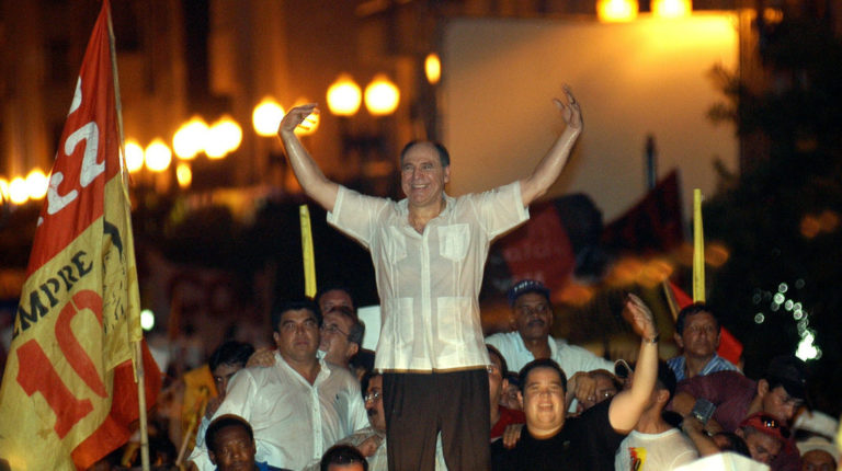 El expresidente Abdalá Bucaram junto a miles de simpatizantes que se concentraron el 2 de abril de 2005, en Guayaquil para recibirlo a su regreso al país tras ocho años de asilo en Panamá.