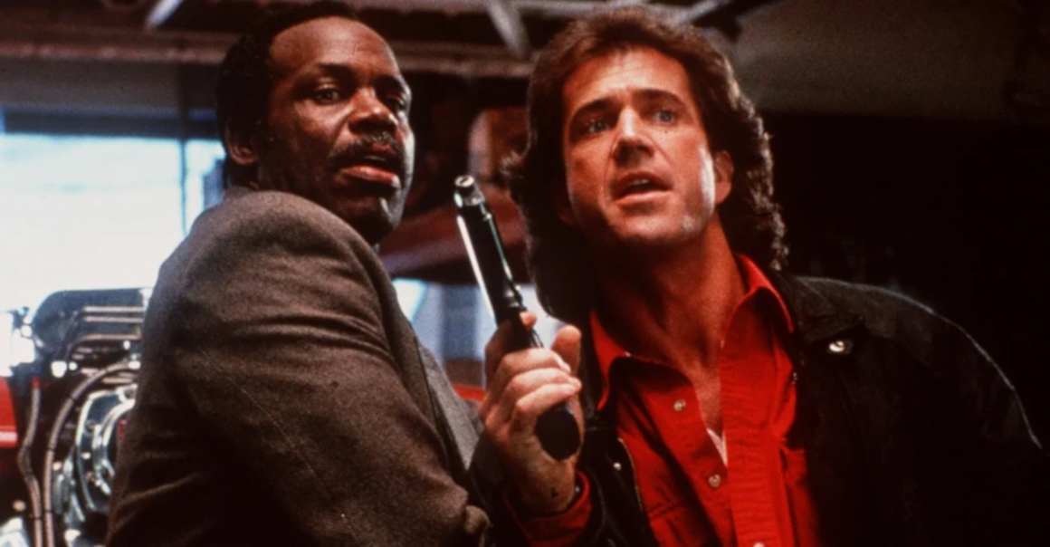 Danny Glover como Roger Murtaugh y Mel Gibosn como Martin Riggs, en un fotograma de "Arma mortal 2", de Richard Donner.