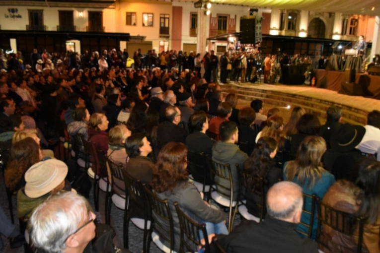 Público asistente al concierto por el lanzamiento del año jubilar por el Bicentenario de Cuenca. Al fondo, el alcalde Pedro Palacios se dirige a los asistentes.
