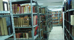Fotografía de la biblioteca en el edificio Aranjuez que, de acuerdo al Ministerio de Cultura, alberga más de 221000 bienes bibliográficos.