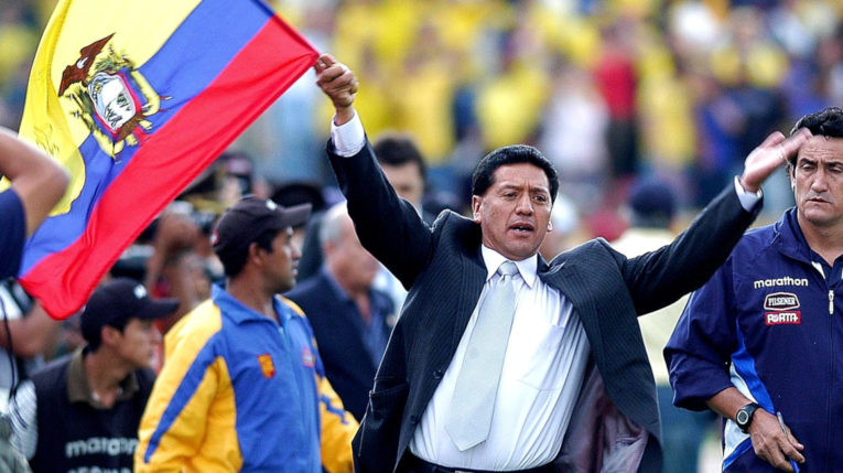 Sixto Vizuete sostiene una bandera de Ecuador después de dirigir un partido con la Selección, en Quito.