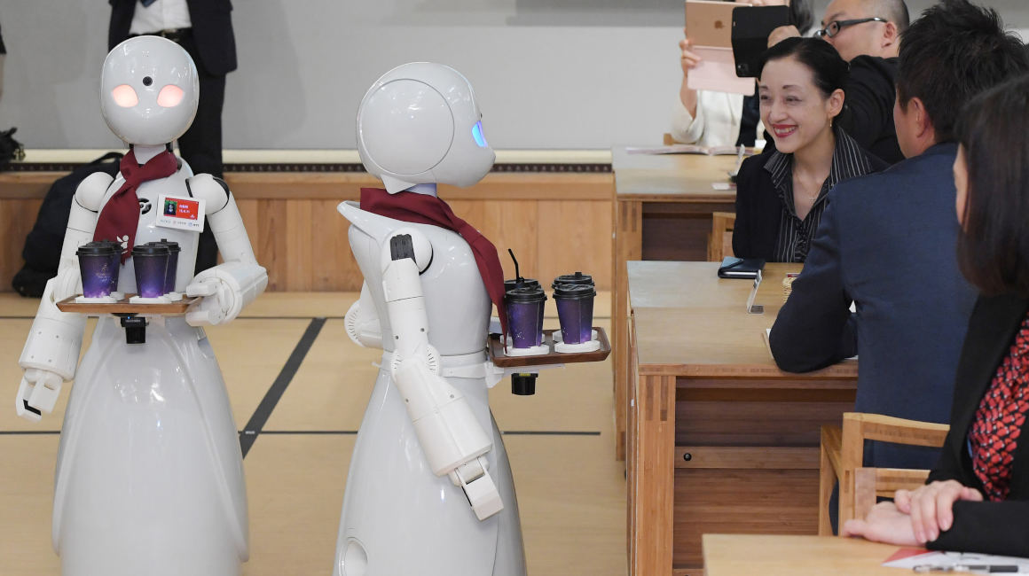 Los robots humanoides OriHIme-D son operados por personas con enfermedades inhabilitantes, lo que les permite a estas personas tener un trabajo en restaurantes como meseros en algunos restaurantes en Tokio.