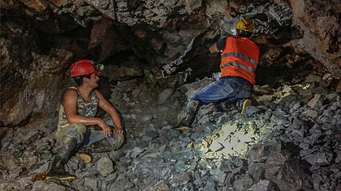Mineros dentro de socavones irregulares en el distrito minero Portovelo-Zaruma.