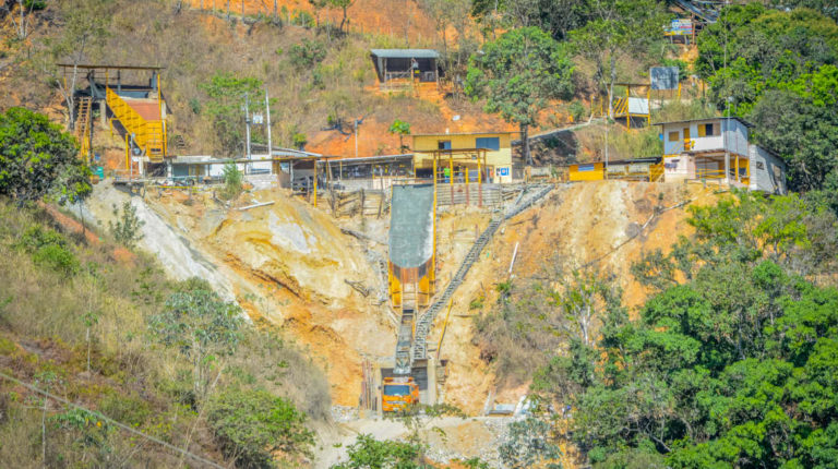 campamento minero abordado por mineros ilegales