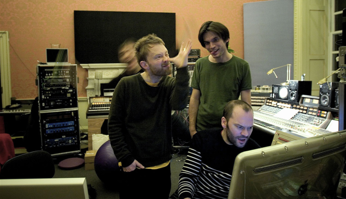 Colin Greenwood, Thom Yorke, Jonny Greenwood y Nigel Godrich bromeando en el estudio, en la época de 'In rainbows'.