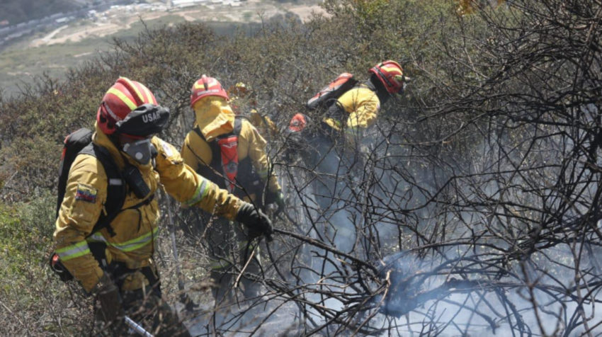 Bomberos luchas contra las llamas en el cerro Casitagua