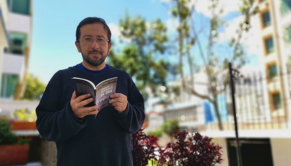 El escritor Juan Carlos Cabezas sostiene un ejemplar de su libro 'Formas de incendiar el día'.