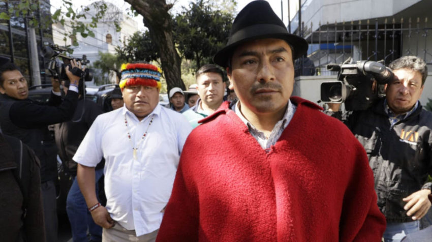 Jaime Vargas y Leonidas Iza a la salida de la Fiscalía, luego de rendir versiones por el caso de instigación a raíz del paro de octubre.