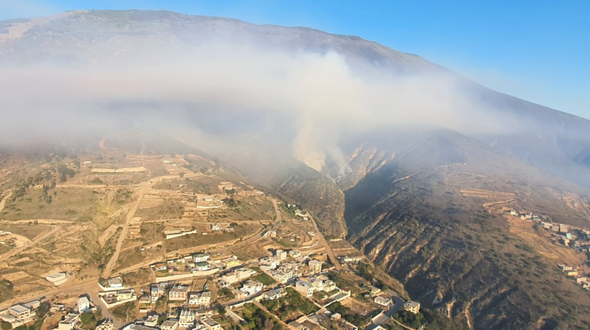 Una nube de humo se formó producto del incendio forestal en el cerro Casitagua.