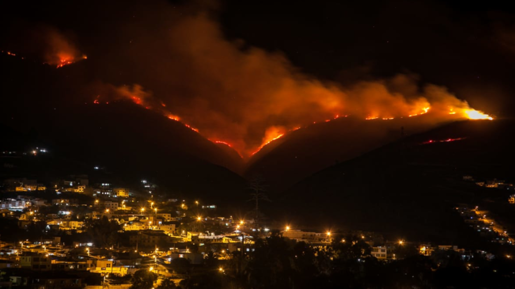 60 Bomberos Combaten Un Incendio Forestal En Quito Por Más Nueve Horas