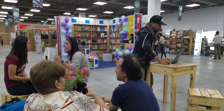 Gente que asistió a la Feria Internacional del Libro de Quito 2019.