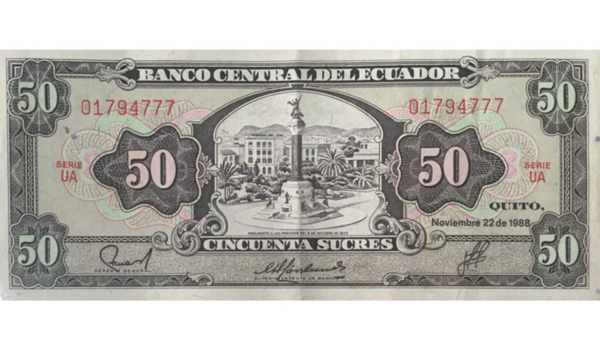 Billete de 50 sucres donde aparece el Monumento a los próceres del 9 de octubre de 1820. 