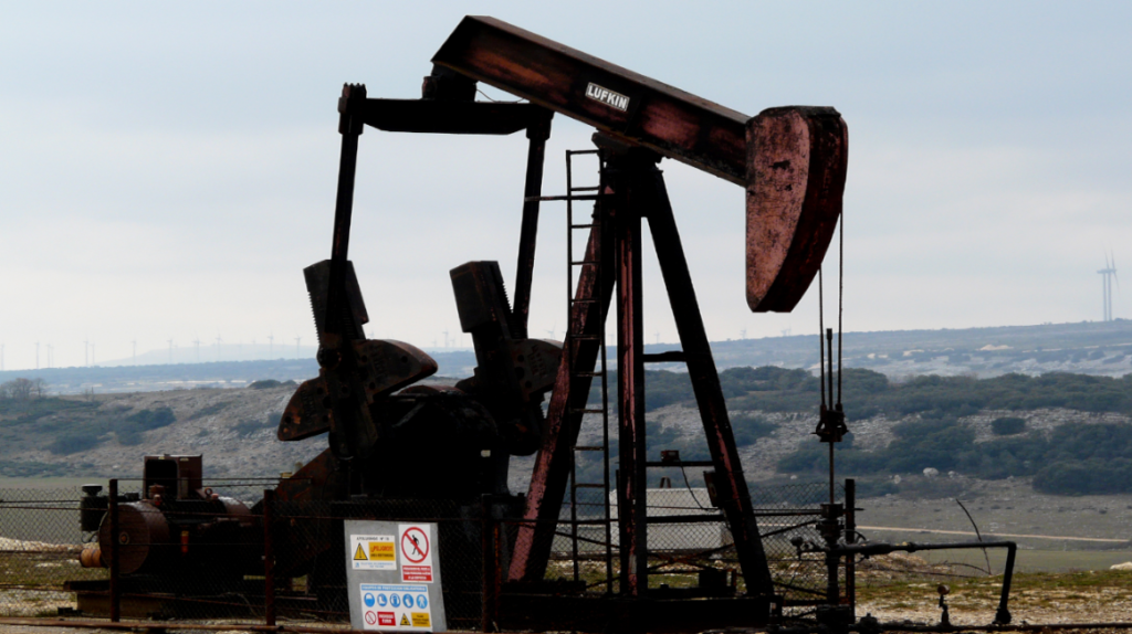 Precio del petróleo cae y riesgo país llega casi a 4.000 puntos
