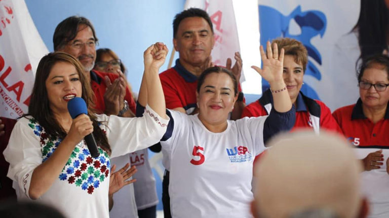 Paola Pabón, candidata a la prefectura de Pichincha, y Luisa Maldonado, candidata a la alcaldía de Quito, en la campaña de Fuerza Compromiso Social para las seccionales 2019.