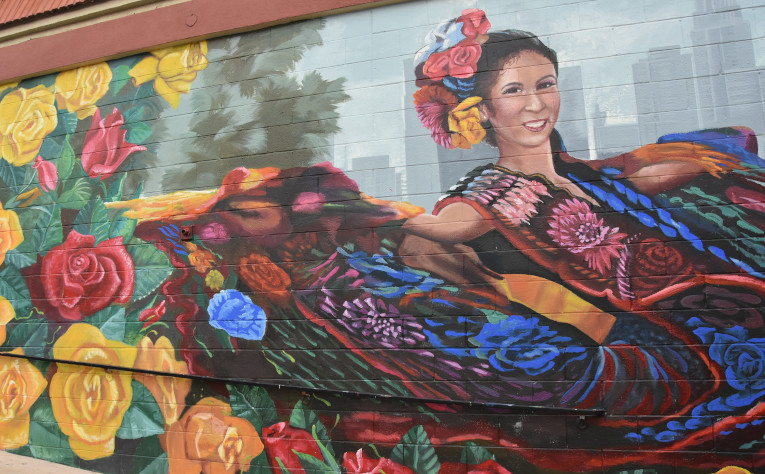 Mural 'El Pollo Loco', creado por Héctor Ponce en Los Ángeles, California (EE.UU)