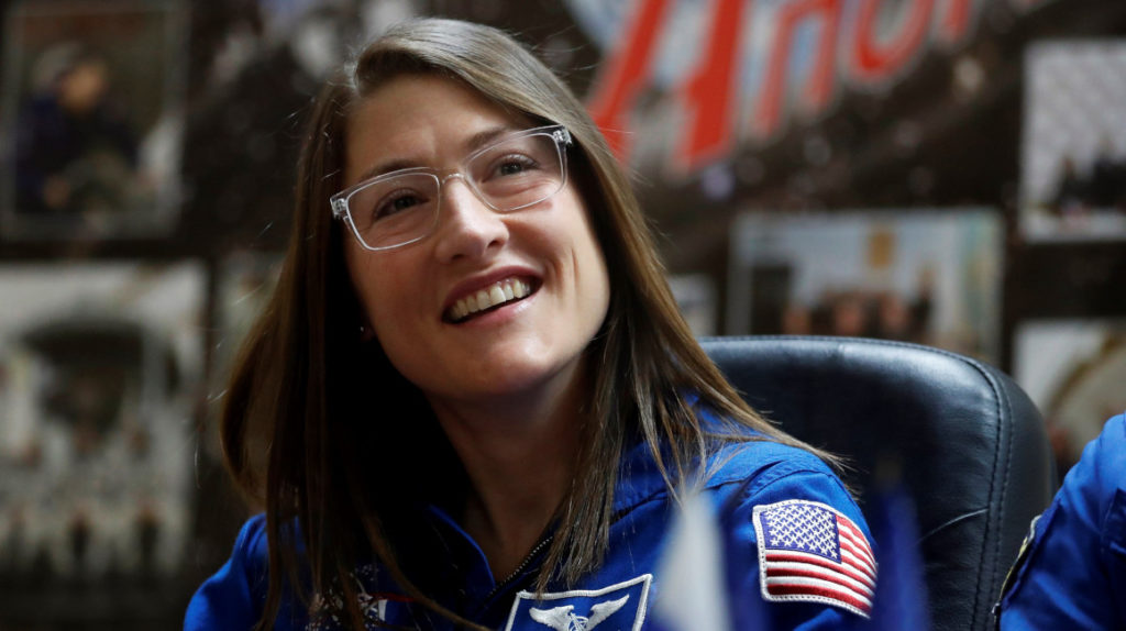 Christina Koch regresa a la Tierra y rompe el récord de permanencia en el espacio