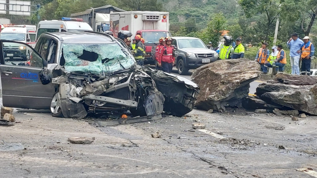 Un fallecido deja un deslizamiento de tierra en Quito