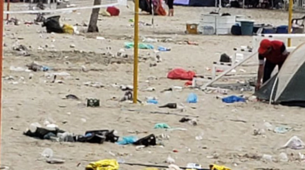 Las playas de Salinas quedaron inundadas de basura