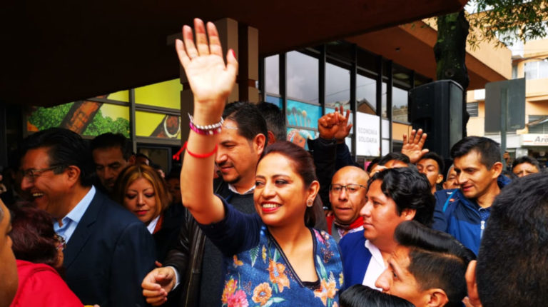 Paola Pabón volvió a la Prefectura de Pichincha, en medio de un mitín político.