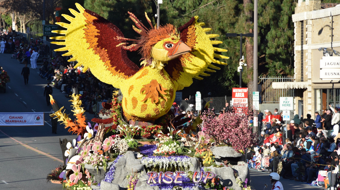 Vista general de la carroza de la ciudad de Burbank, California, durante el Desfile de las Rosas.