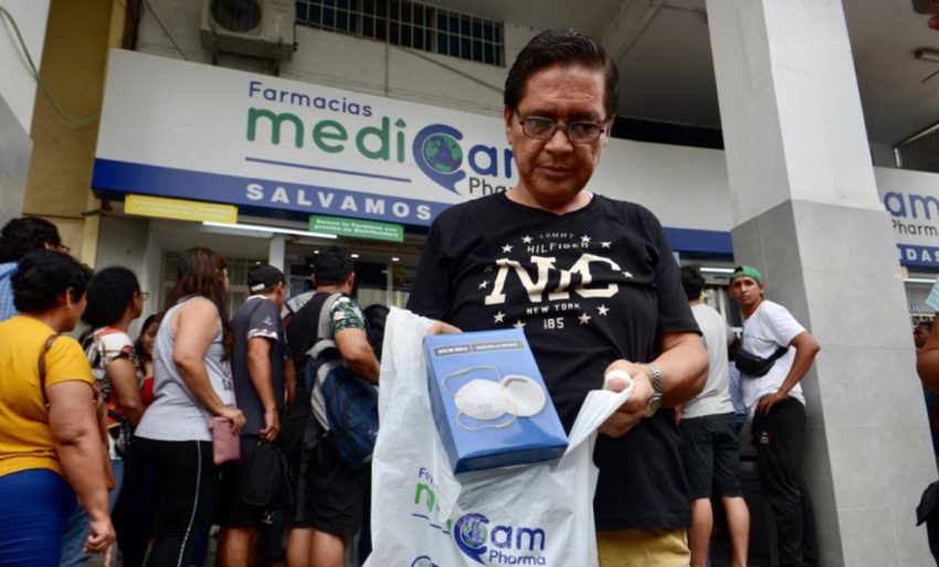 Ciudadanos se agolpan en las distribuidoras farmacéuticas en busca de insumos ante el anuncio de un caso confirmado de coronavirus.