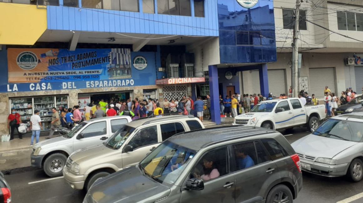 Ciudadanos se concentran en farmacias de Guayaquil para comprar mascarillas. Esto, luego del anuncio del primer caso de coronavirus en Ecuador este 29 de febrero de 2020.
