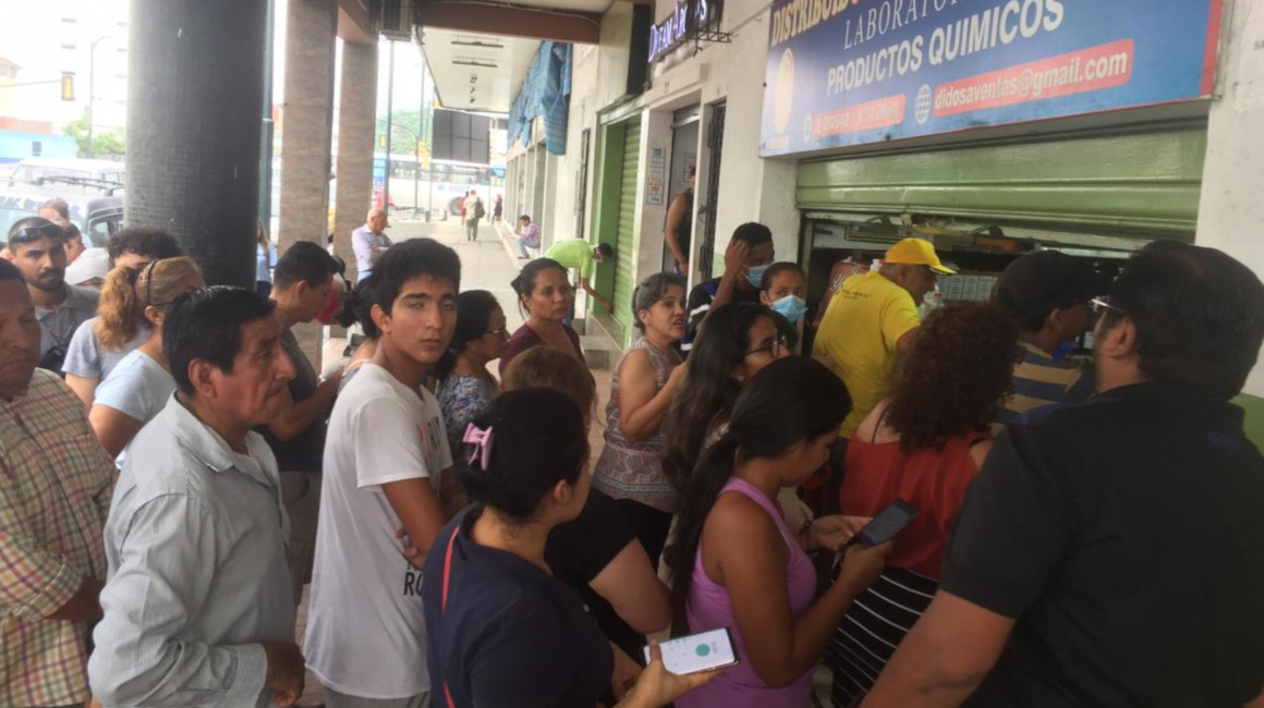 Ciudadanos se concentran en farmacias de Guayaquil para comprar mascarillas.