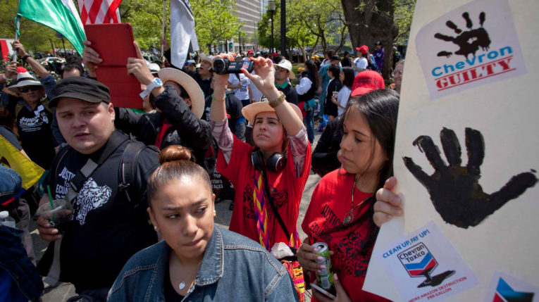 Manifestación en el parque Edward Murrow, frente al Banco Mundial en el caso Chevron III, en Estados Unidos, el 21 de abril de 2015.