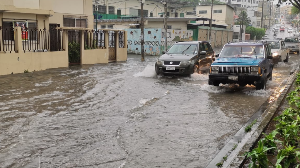 Municipio de Guayaquil: “¿Por qué hay acumulación de agua? Señores porque llueve”