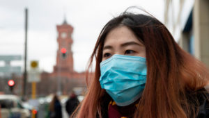 Los turistas que visitan Berlín llevan máscaras faciales médicas en medio del susto del coronavirus