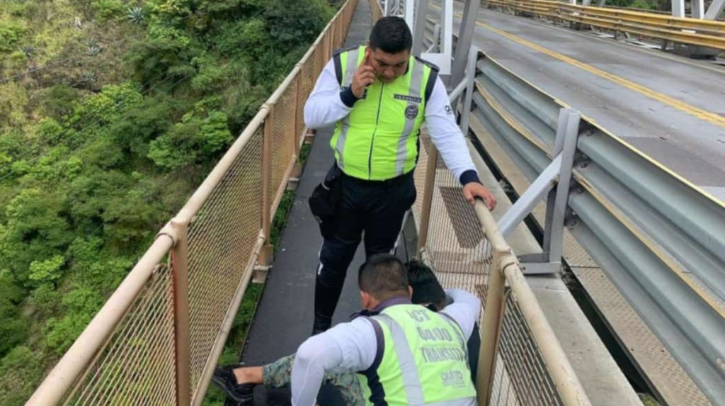 Agentes de tránsito evitan un suicidio en el puente del río Chiche